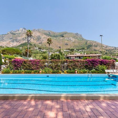 Villetta Con Giardino Esclusivo Di 1000 Mq, Piscina, Tennis, Calcio, Bocce Forio  Luaran gambar