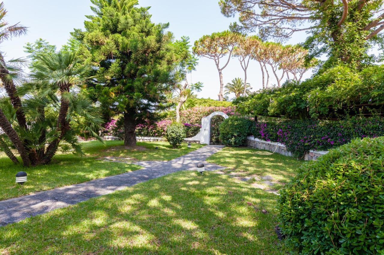 Villetta Con Giardino Esclusivo Di 1000 Mq, Piscina, Tennis, Calcio, Bocce Forio  Luaran gambar