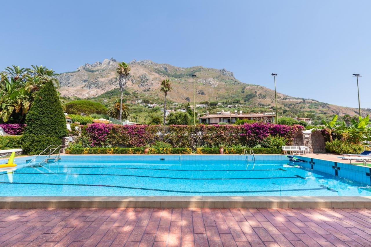 Villetta Con Giardino Esclusivo Di 1000 Mq, Piscina, Tennis, Calcio, Bocce Forio  Luaran gambar