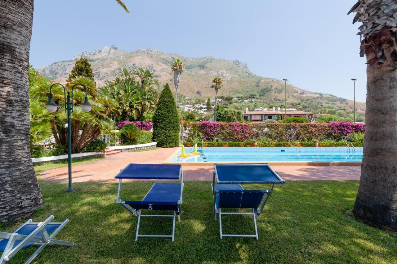 Villetta Con Giardino Esclusivo Di 1000 Mq, Piscina, Tennis, Calcio, Bocce Forio  Luaran gambar