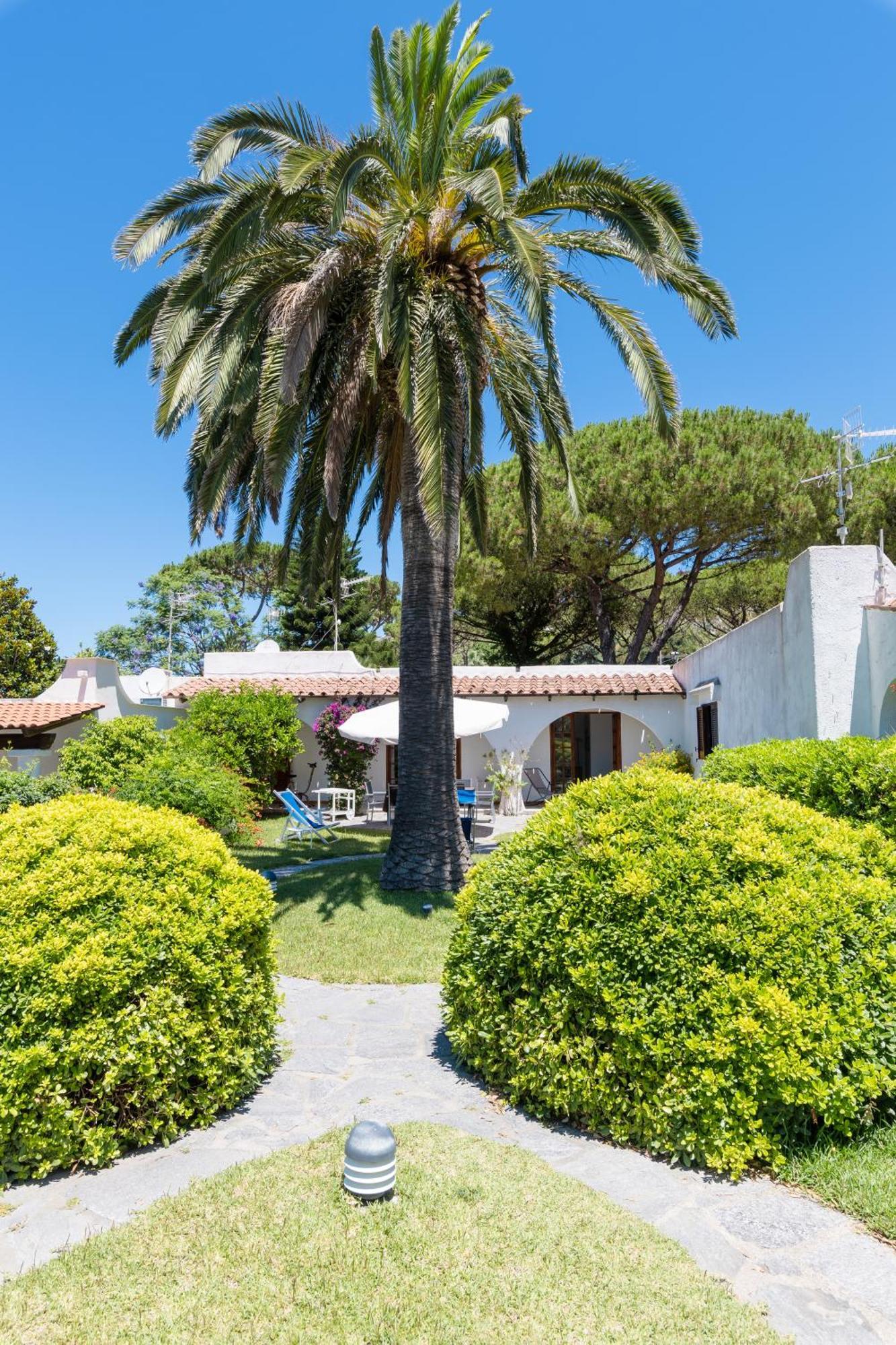 Villetta Con Giardino Esclusivo Di 1000 Mq, Piscina, Tennis, Calcio, Bocce Forio  Luaran gambar