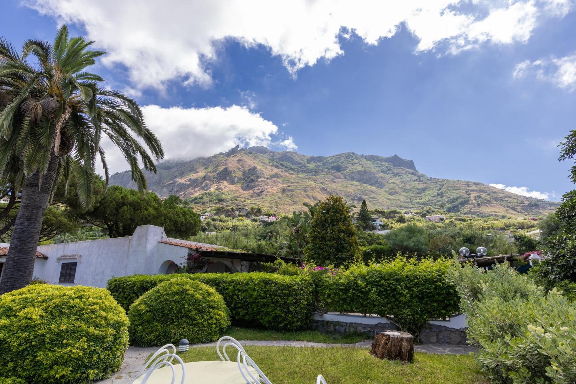 Villetta Con Giardino Esclusivo Di 1000 Mq, Piscina, Tennis, Calcio, Bocce Forio  Luaran gambar