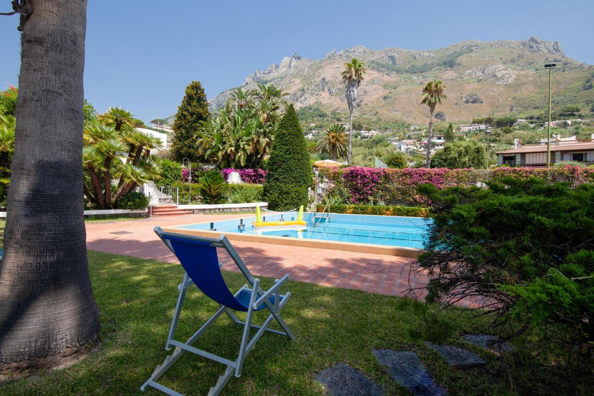 Villetta Con Giardino Esclusivo Di 1000 Mq, Piscina, Tennis, Calcio, Bocce Forio  Luaran gambar