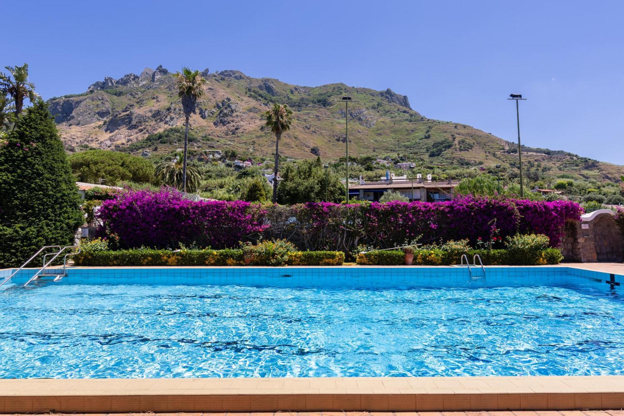 Villetta Con Giardino Esclusivo Di 1000 Mq, Piscina, Tennis, Calcio, Bocce Forio  Luaran gambar