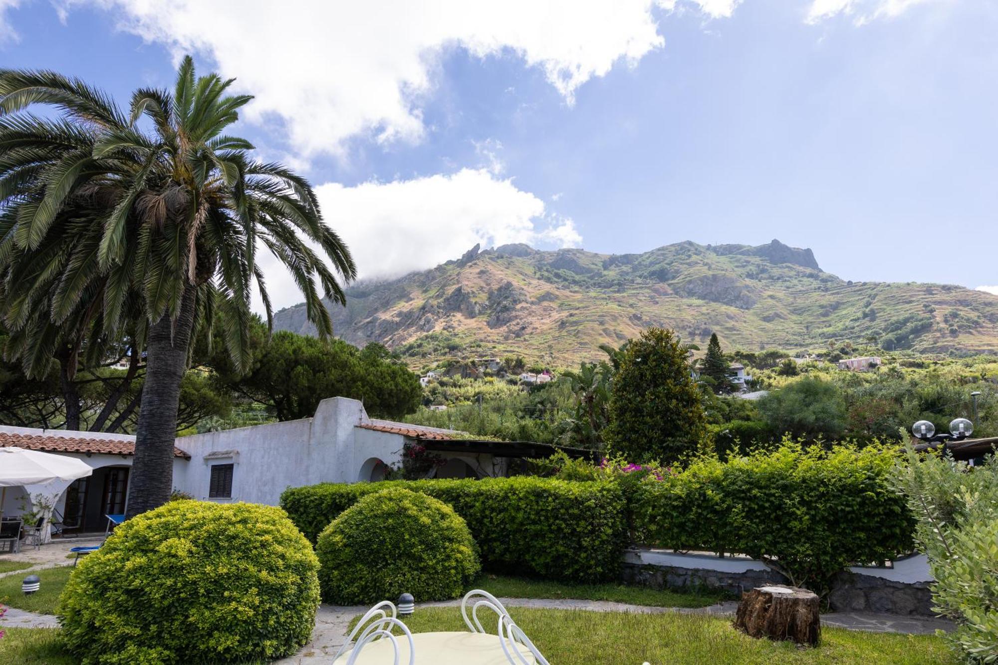 Villetta Con Giardino Esclusivo Di 1000 Mq, Piscina, Tennis, Calcio, Bocce Forio  Luaran gambar